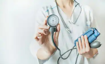 À quel âge doit-on commencer à prendre en charge l’hypertension ?