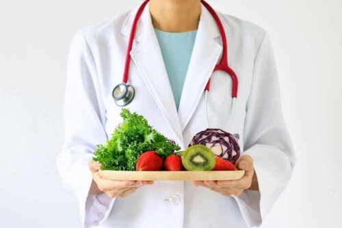 Nutritionniste avec une assiette.
