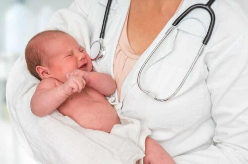 Un bébé dans les bras d'un pédiatre.