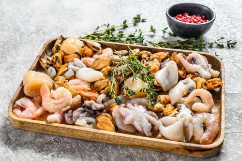 Un plat de fruits de mer.