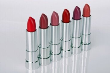 Quelle est la différence entre un rouge à lèvres et un gloss ?