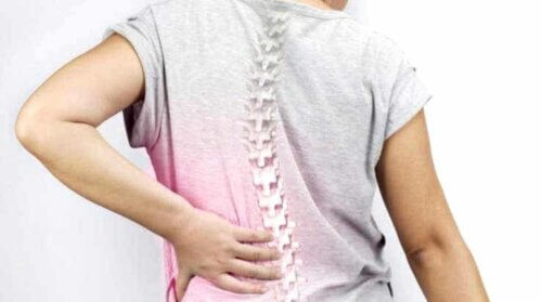 La scoliose peut avoir plusieurs causes, mais le résultat final est toujours la déformation de la colonne vertébrale.