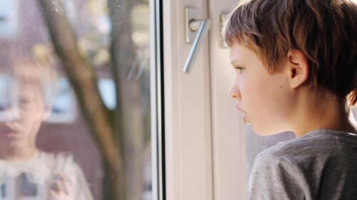 Un enfant autiste.