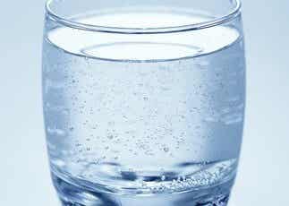 Un verre d'eau gazeuse.