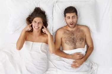 Couple au lit.