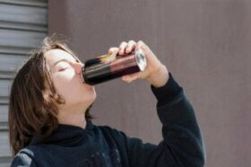 Voici pourquoi les enfants ne devraient pas consommer de boissons énergisantes