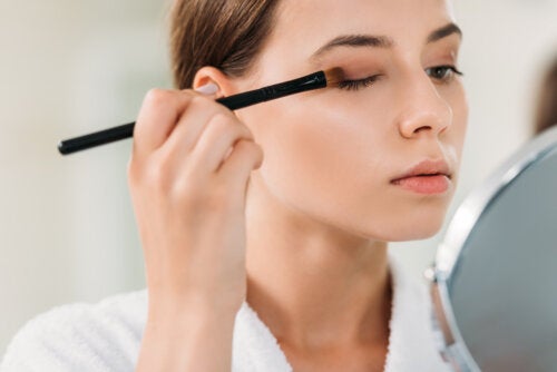 8 erreurs lors du maquillage des yeux et comment les éviter