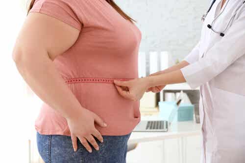 Une femme obèse qui mesure son tour de ventre.. 