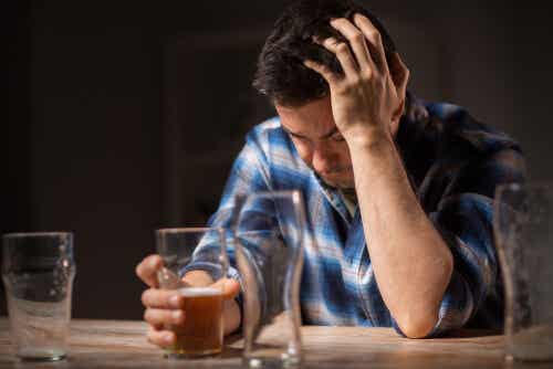 Un homme qui boit de l'alcool.
