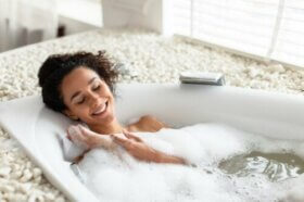 Les bienfaits des bains d’avoine pour la santé de la peau