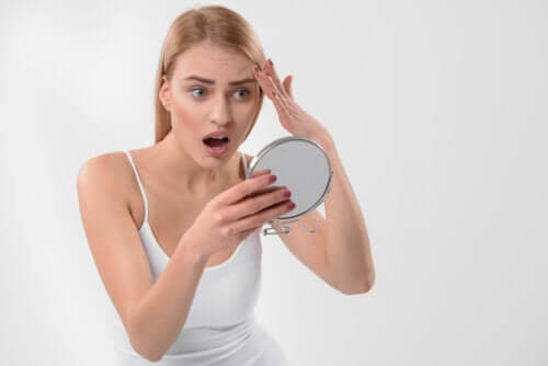 Pourquoi ai-je des boutons sur le front et comment puis-je m'en débarrasser ?