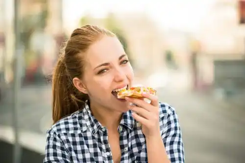 Femme qui mange un sandwich.