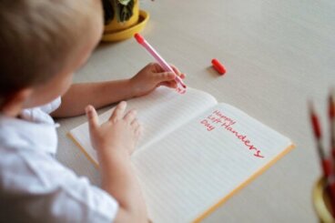 Conseils pour aider un enfant gaucher dans son développement scolaire