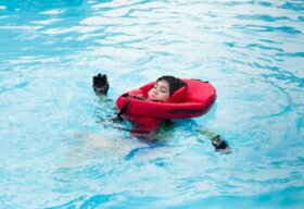 La natation chez les personnes ayant des besoins particuliers : recommandations et équipement