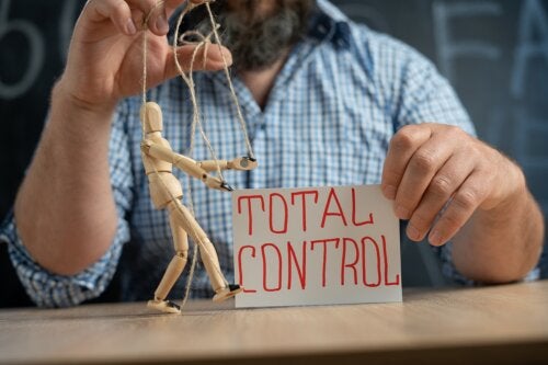 Comment reconnaître une personne contrôlante ?