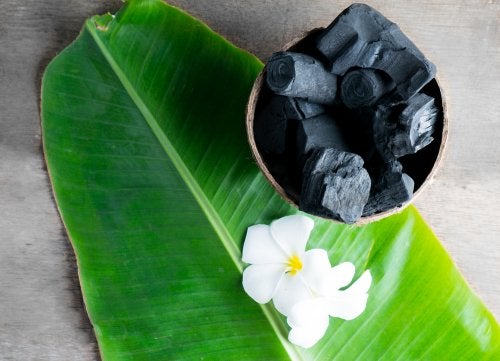 Utilisations surprenantes du charbon actif pour la santé et la beauté