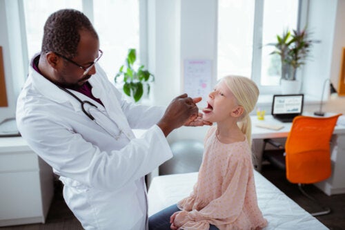 Manifestations de stomatite gangréneuse dans la bouche