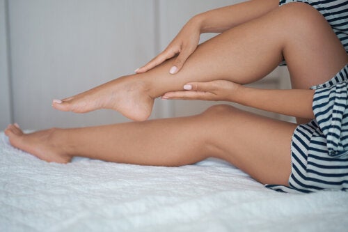 Douleur aux jambes au repos : 7 causes et des solutions pour la soulager