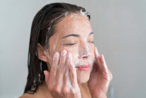 American Academy of Dermatology Guide : des soins de la peau à petit budget