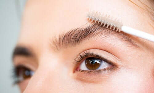 7 préparations naturelles pour faire pousser les sourcils