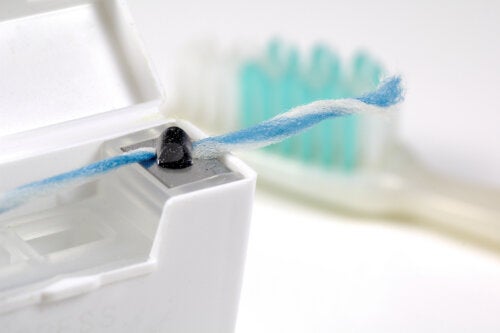 Utiliser du fil dentaire : est-ce une bonne ou une mauvaise chose ?