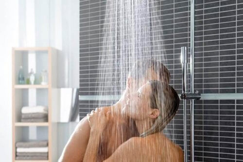 Couple sous la douche.