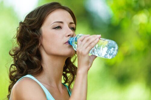 Femme qui boit de l'eau.