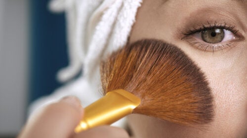 Qu'est-ce que la poudre bronzante et comment l'utiliser dans la routine maquillage ?