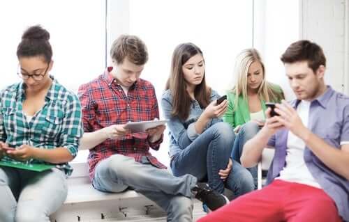 L'utilisation intensive du portable provoque des douleurs cervicales