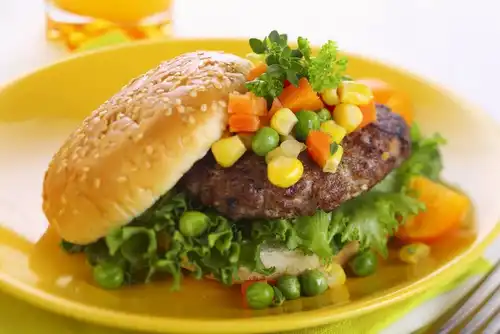 Hamburger sur une assiette.