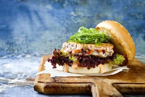 Hamburger au saumon et aux crevettes : une façon saine de se faire plaisir