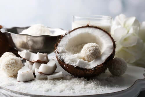 Noix de coco : comment utiliser l’eau, préparer le lait et cuire la pulpe ?