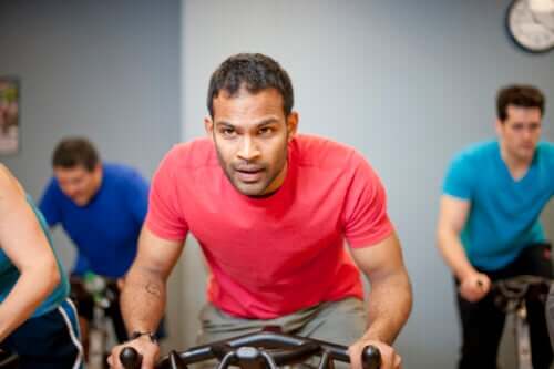 Vélo stationnaire : 4 routines d’entraînement faciles
