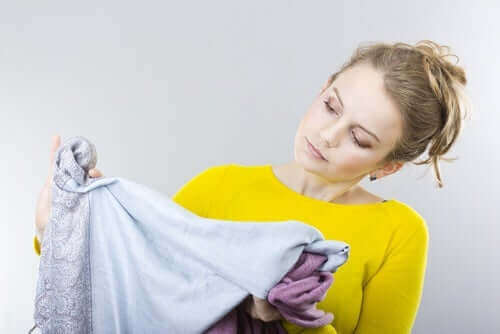8 façons d'éliminer les mauvaises odeurs des vêtements sans eau