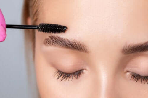 Brosse à sourcils : ce qu'il faut savoir sur son utilisation et son nettoyage