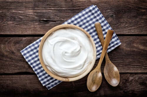 La crème aigre est-elle saine ? Découvrez ses nutriments et ses bienfaits