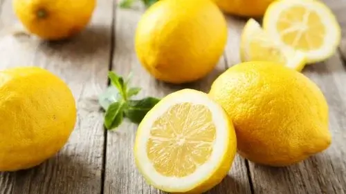 Des citrons.
