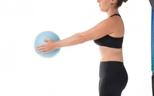 Exercice sportif avec un ballon.