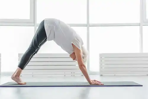 Femme qui fait du yoga.