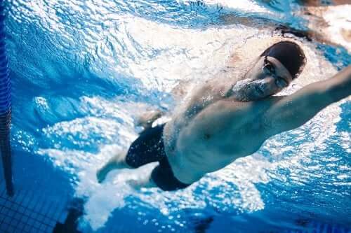 4 exercices de natation pour retrouver la forme