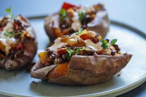 Préparez de délicieuses pommes de terre avec une crème chipotle et bacon