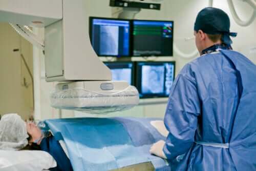 A quoi sert un cathétérisme cardiaque et comment se déroule-t-il ?