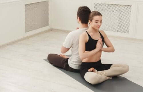 7 postures de yoga à faire en couple