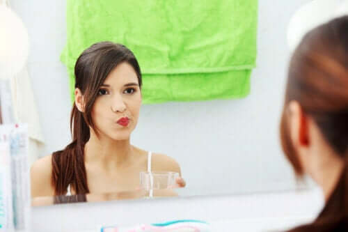 Nettoyer la bouche ou la brosse à dents avec de l’eau oxygénée, est-ce sans danger ?