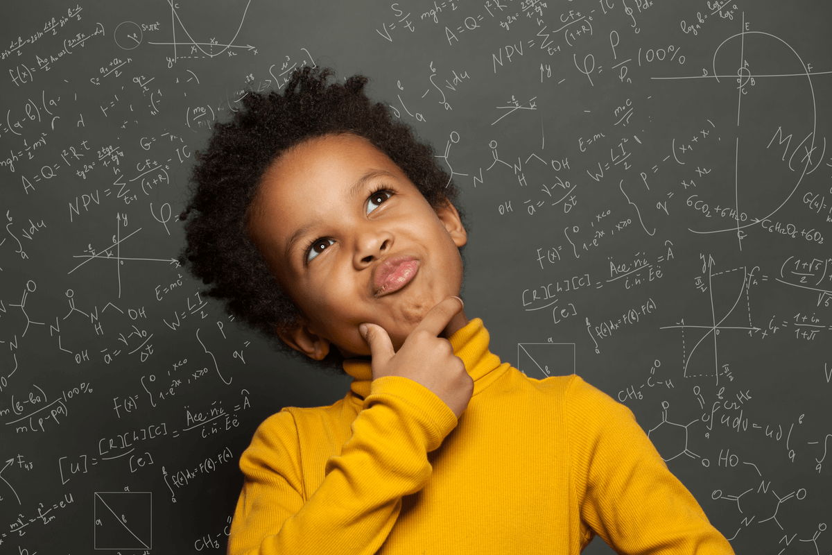 enfant réfléchissant