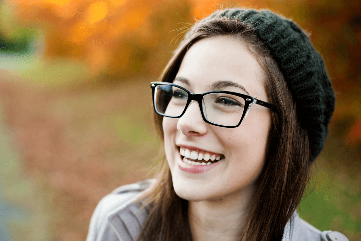 jeune fille souriante