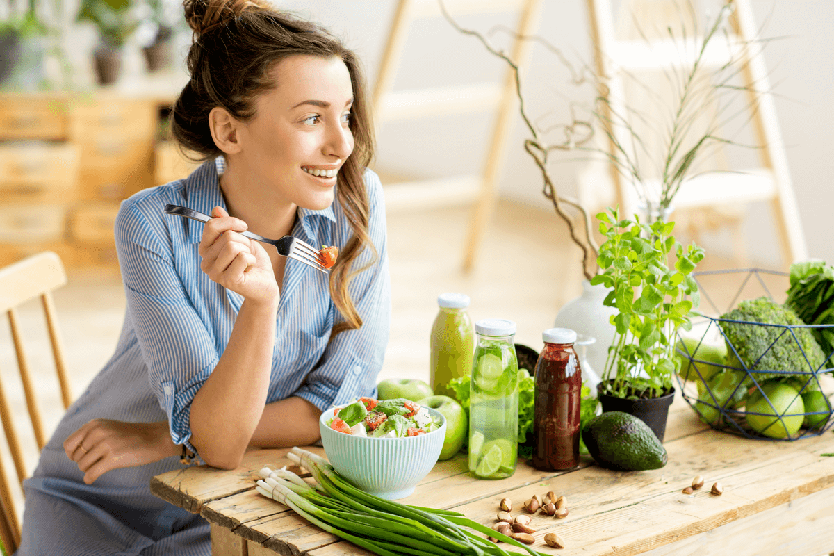 femme mangeant une salade