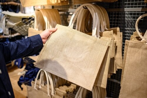 Qu’est-ce que le jute et pourquoi est-il recommandé de remplacer les sacs en plastique ?