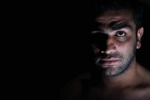 Qu'est-ce qu'un sociopathe et en quoi est-il différent d'un psychopathe ?