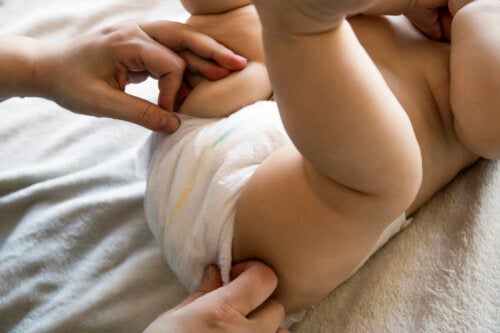 Qu’est-ce qui peut changer la couleur des selles chez les bébés ?